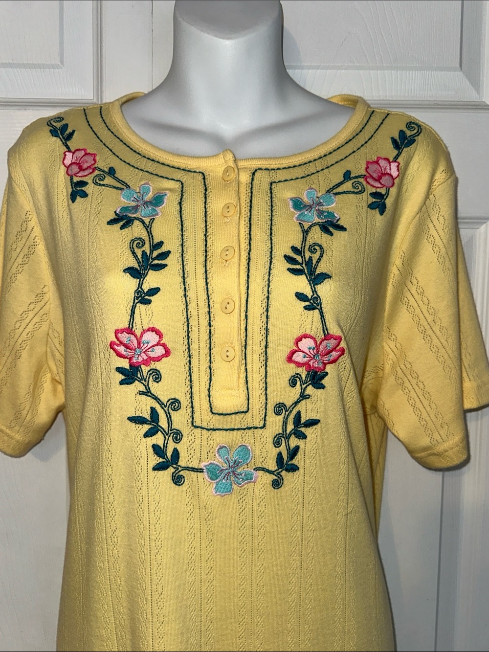 Woman Within 14/16 M Yellow Embroidered Floral Short-Sleeve Top